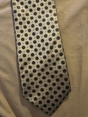 Kenneth Cole neckTie with Black Sunburst Pattern in like new condition with tag